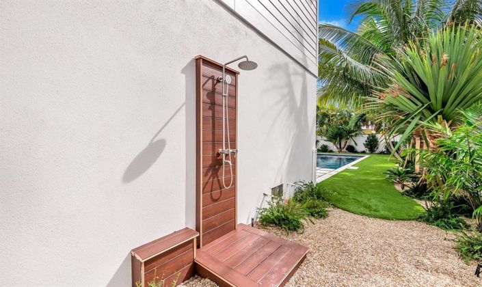 Image No.64-9 Bed Property for sale