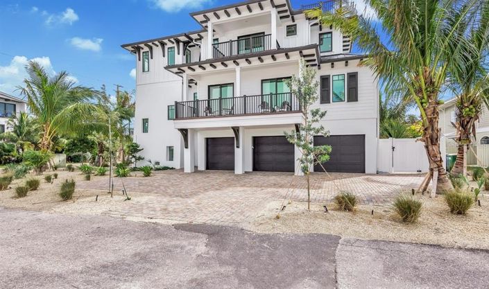 Image No.73-9 Bed Property for sale