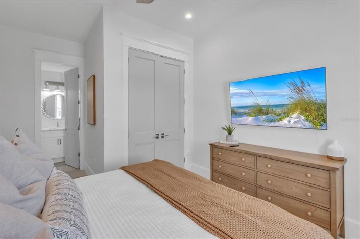 Image No.22-6 Bed Property for sale