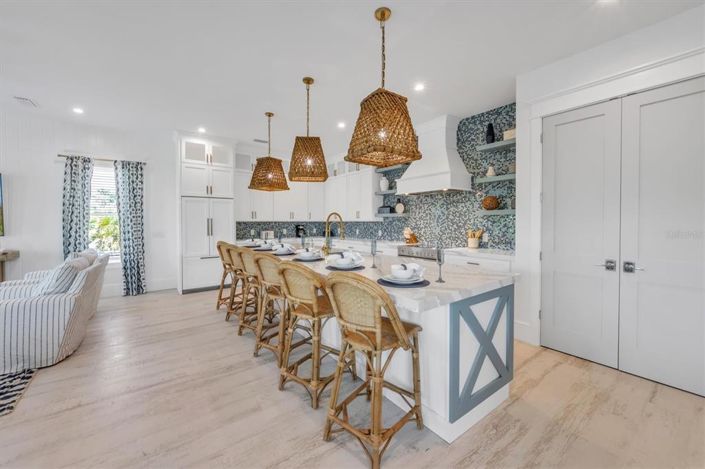 Image No.9-6 Bed Property for sale