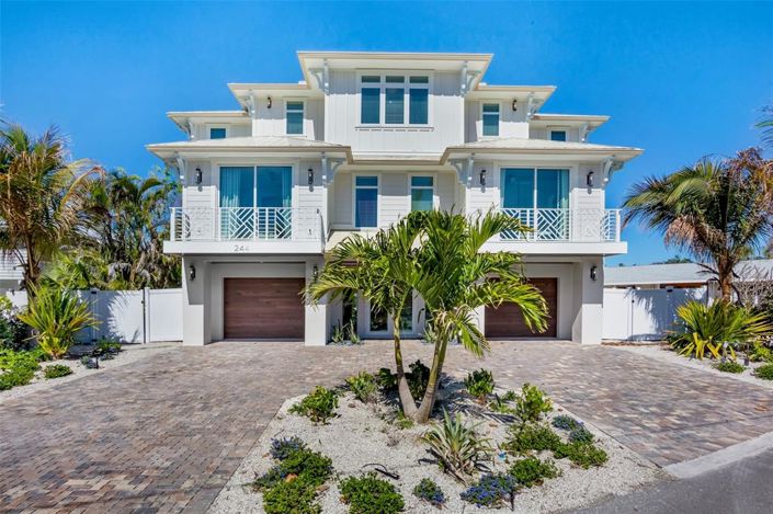Image No.1-6 Bed Property for sale
