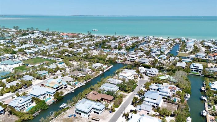 Image No.10-6 Bed Property for sale