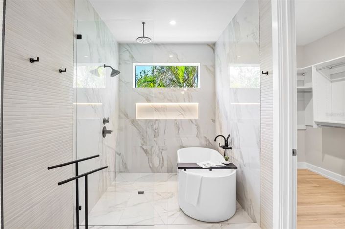 Image No.50-6 Bed Property for sale