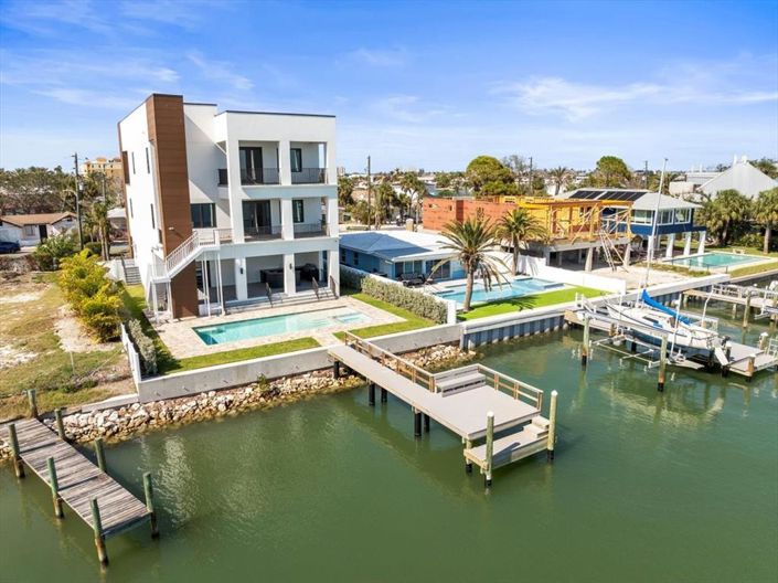 Image No.12-4 Bed Property for sale