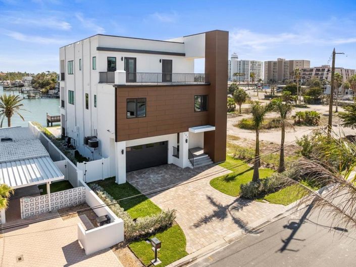 Image No.4-4 Bed Property for sale