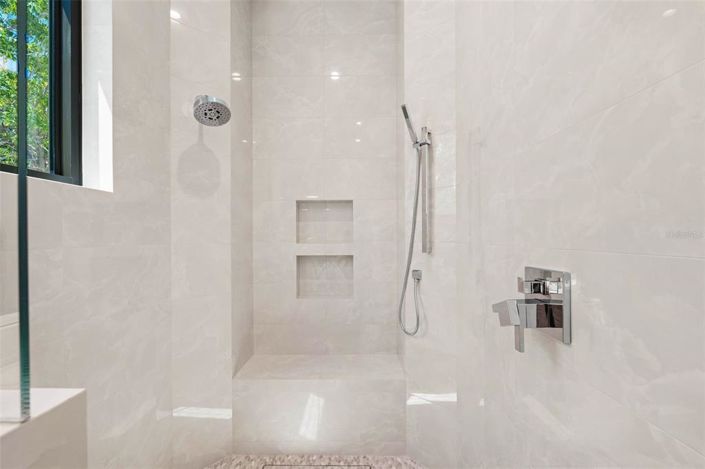 Image No.55-5 Bed Property for sale