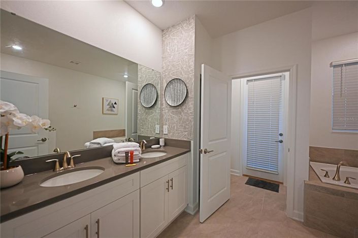 Image No.20-8 Bed Property for sale