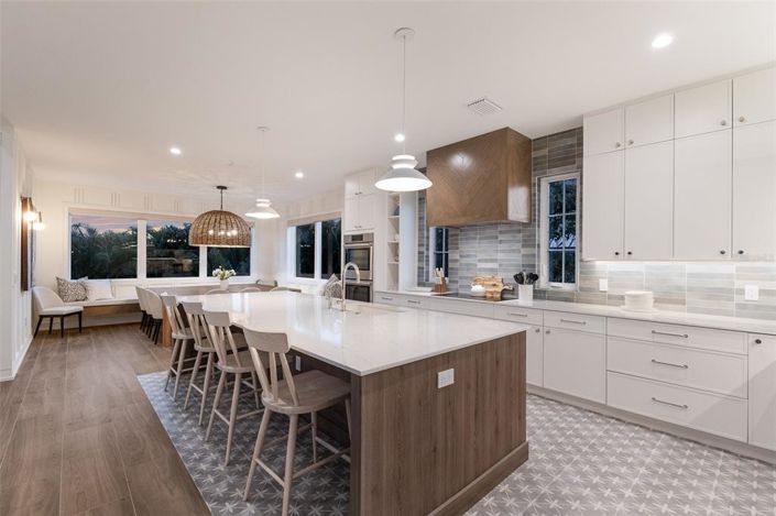 Image No.9-5 Bed Property for sale