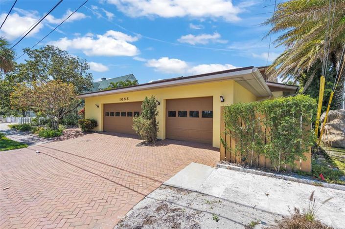 Image No.10-6 Bed Property for sale