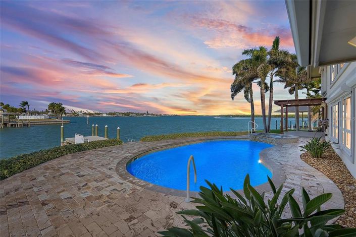 Image No.1-4 Bed Property for sale
