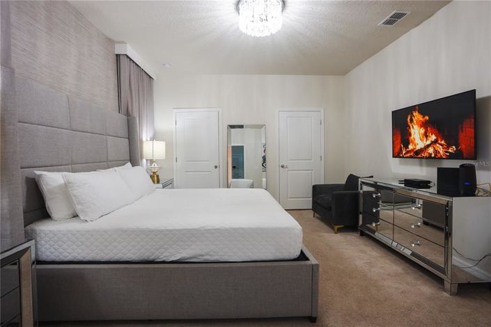 Image No.64-8 Bed Property for sale