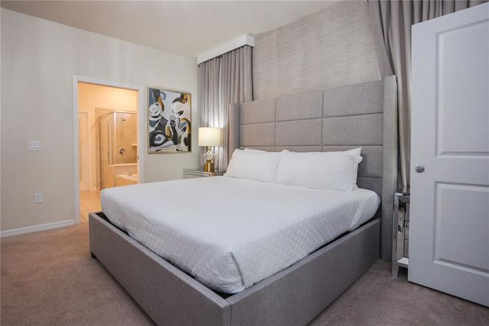 Image No.68-8 Bed Property for sale