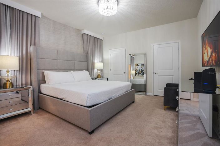 Image No.70-8 Bed Property for sale