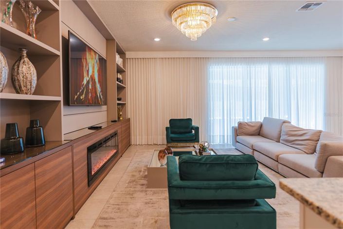 Image No.74-8 Bed Property for sale