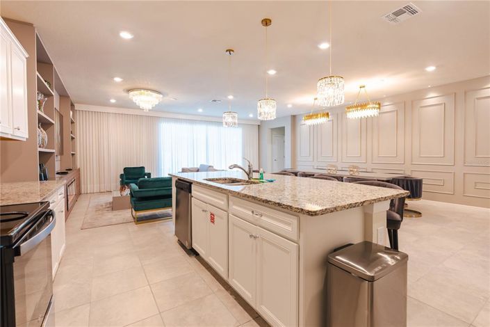 Image No.75-8 Bed Property for sale