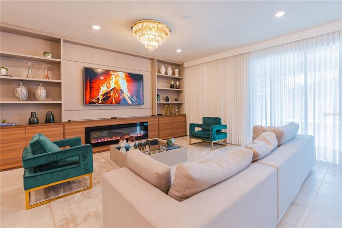 Image No.76-8 Bed Property for sale