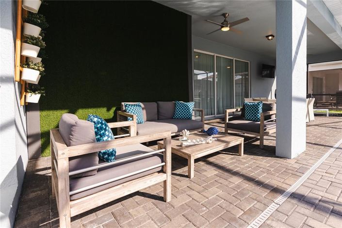 Image No.83-8 Bed Property for sale