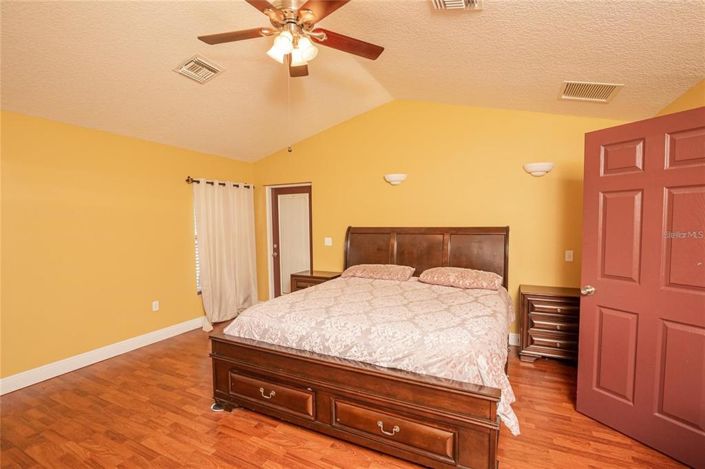 Image No.10-3 Bed Property for sale