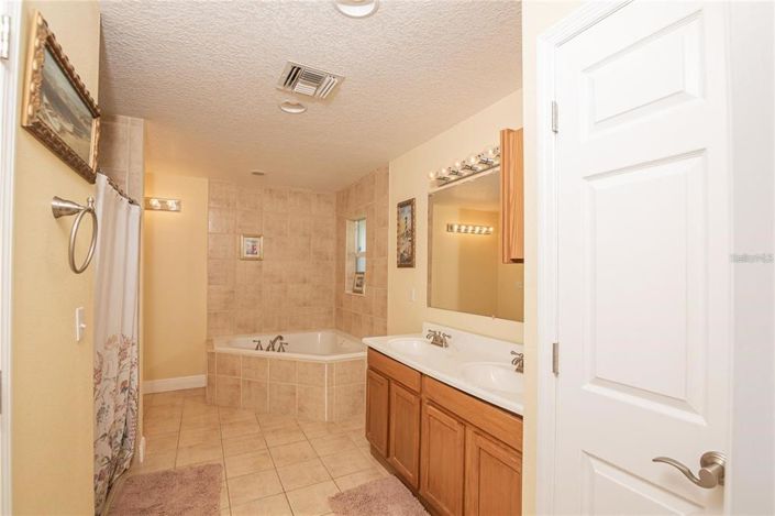 Image No.12-3 Bed Property for sale