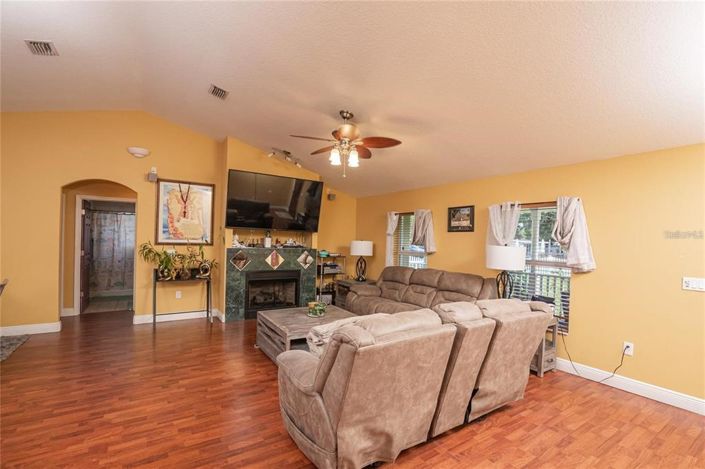 Image No.3-3 Bed Property for sale