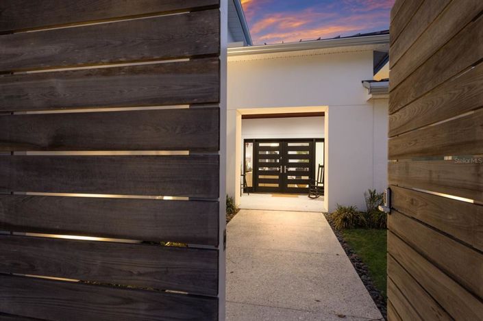 Image No.2-4 Bed Property for sale