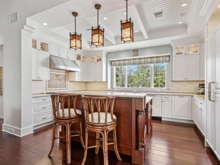 Image No.10-4 Bed Property for sale