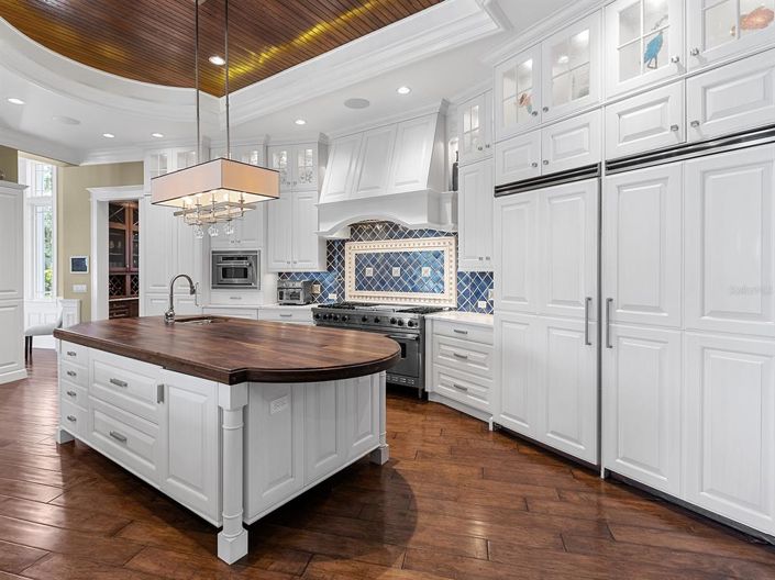 Image No.19-5 Bed Property for sale