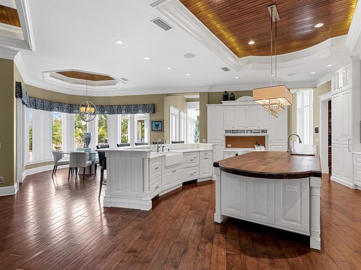 Image No.20-5 Bed Property for sale