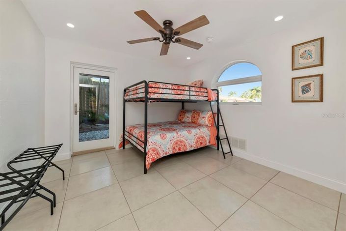 Image No.19-3 Bed Property for sale