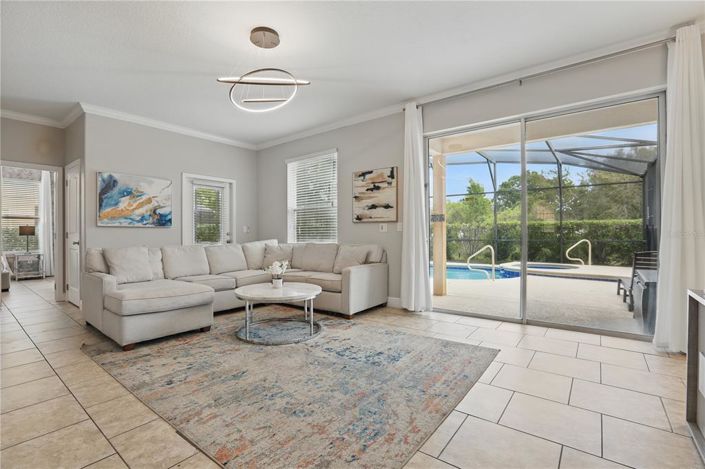 Image No.12-6 Bed Property for sale