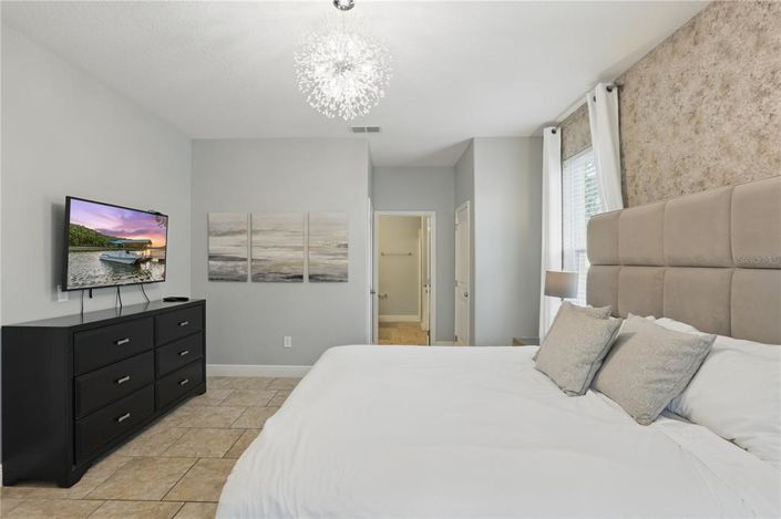 Image No.19-6 Bed Property for sale