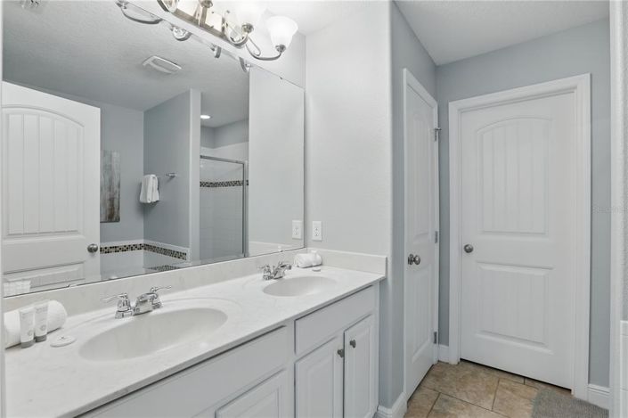 Image No.20-6 Bed Property for sale