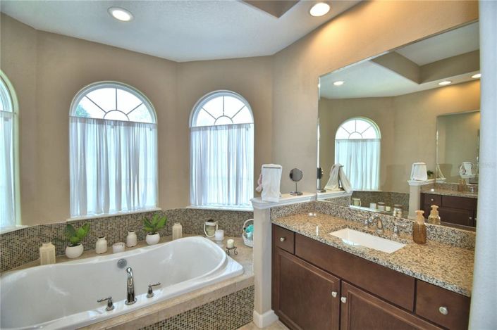 Image No.35-5 Bed Property for sale