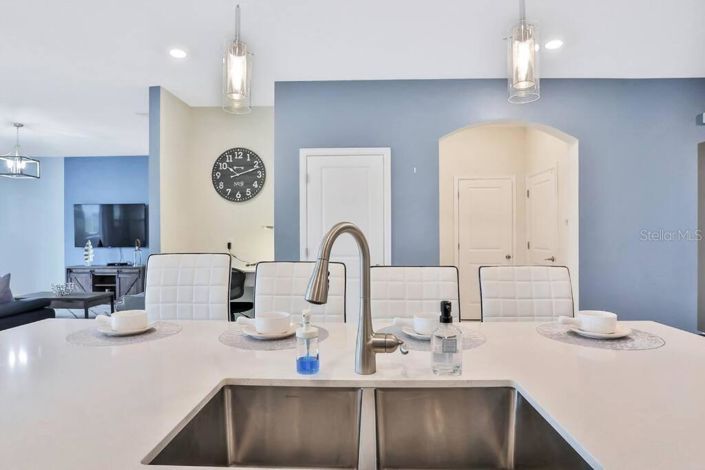 Image No.11-6 Bed Property for sale