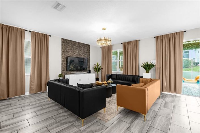 Image No.20-8 Bed Property for sale