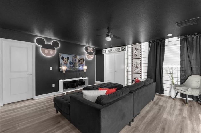 Image No.30-8 Bed Property for sale