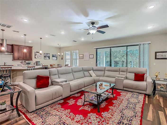 Image No.10-6 Bed Property for sale