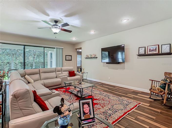 Image No.11-6 Bed Property for sale