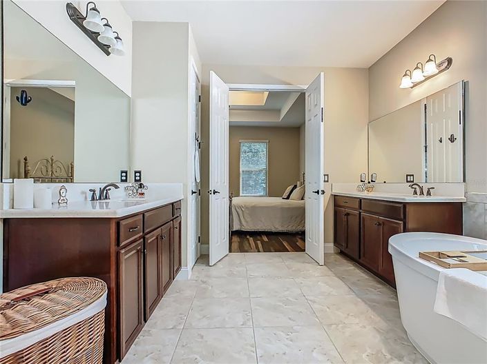 Image No.52-6 Bed Property for sale