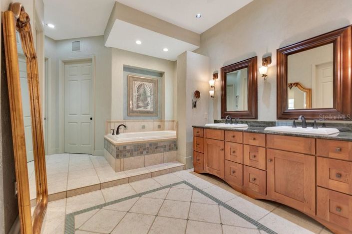 Image No.32-4 Bed Property for sale