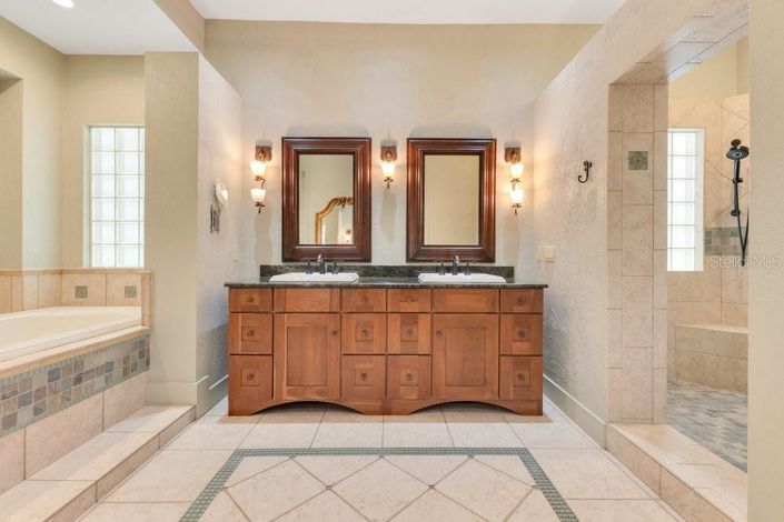 Image No.33-4 Bed Property for sale