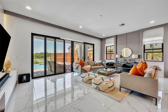 Image No.12-5 Bed Property for sale