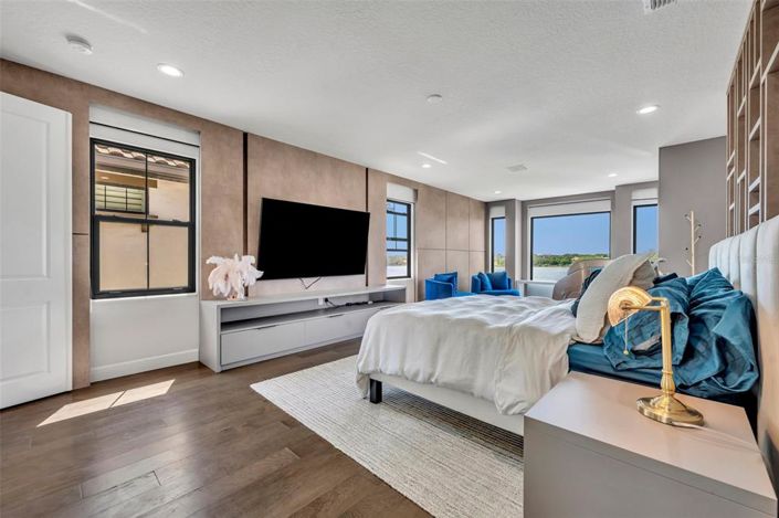 Image No.30-5 Bed Property for sale