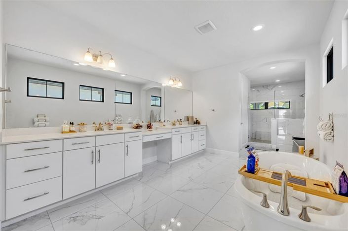 Image No.38-5 Bed Property for sale