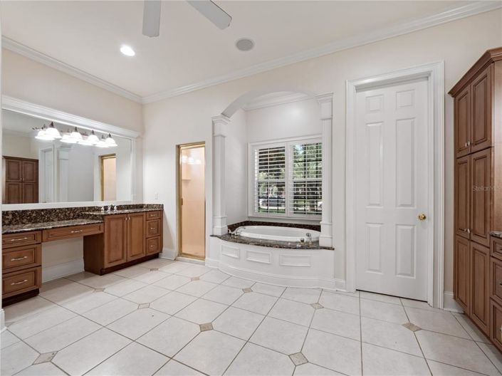 Image No.12-5 Bed Property for sale