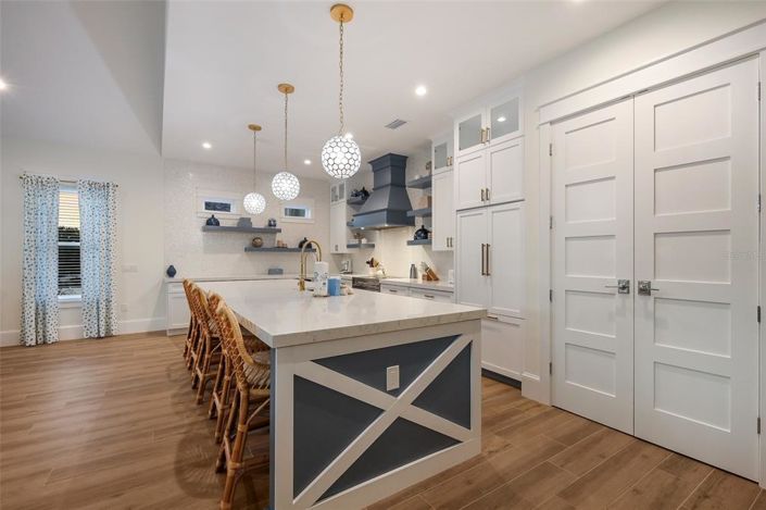 Image No.11-6 Bed Property for sale