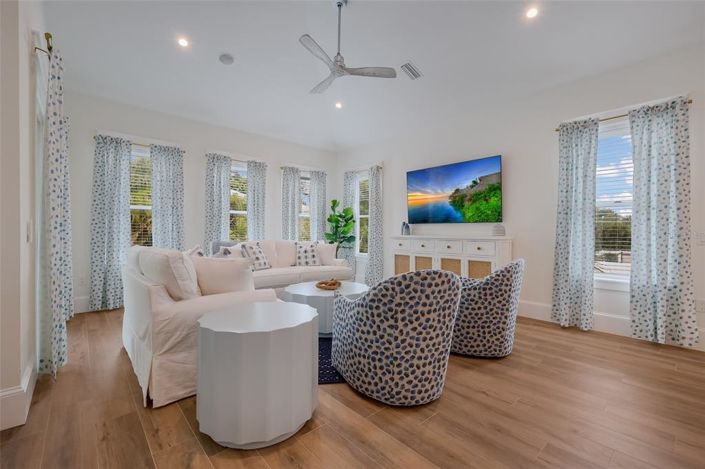 Image No.4-6 Bed Property for sale