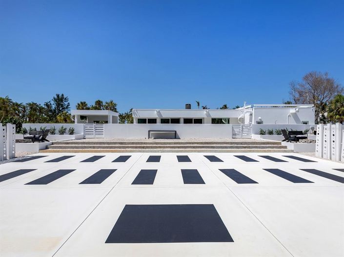 Image No.56-4 Bed Property for sale