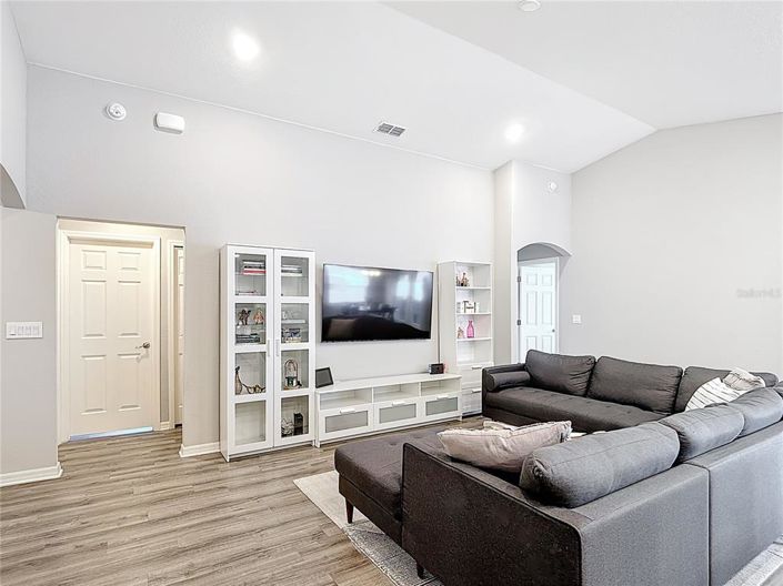 Image No.15-3 Bed Property for sale