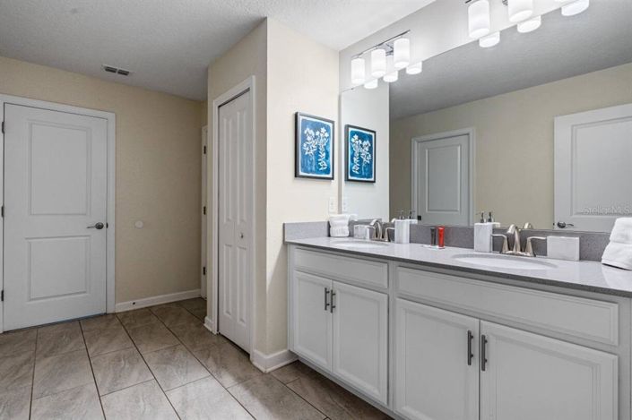 Image No.39-8 Bed Property for sale